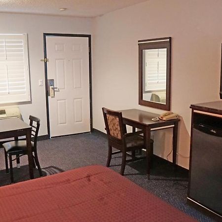 Travel Plaza Inn Compton Eksteriør billede