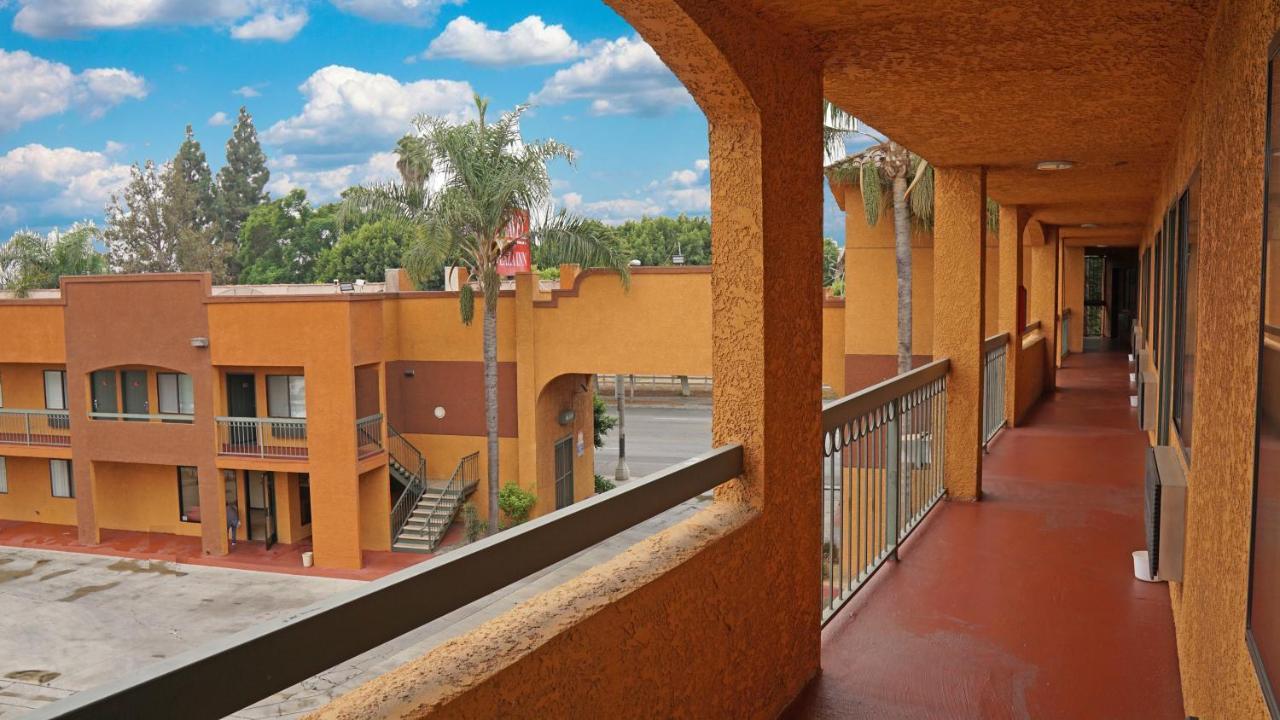 Travel Plaza Inn Compton Eksteriør billede