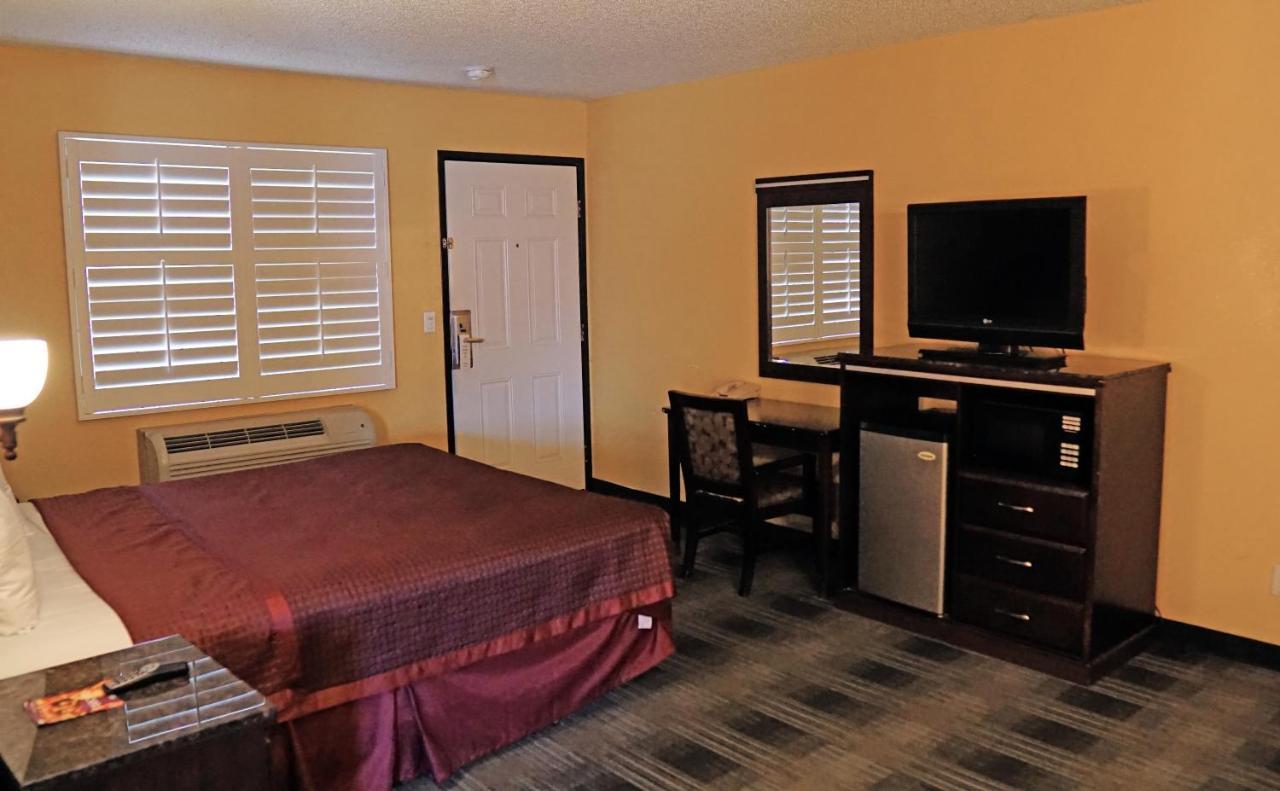 Travel Plaza Inn Compton Eksteriør billede