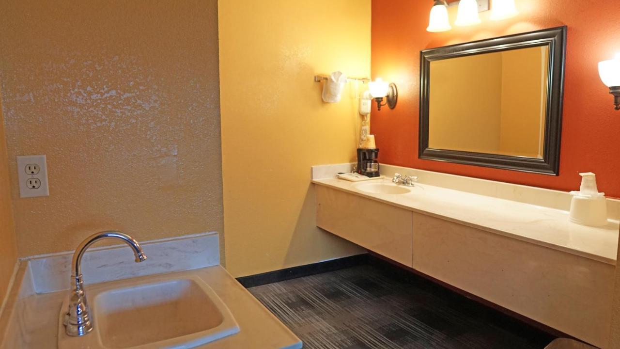 Travel Plaza Inn Compton Eksteriør billede